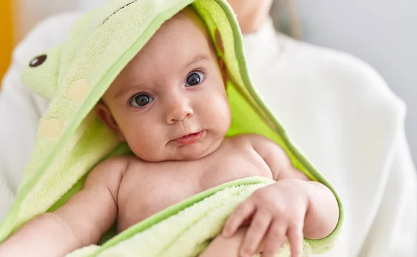 Adorable Caucasian Baby Mother Arms Wearing Towel Shower Bedroom — Stok fotoğraf
