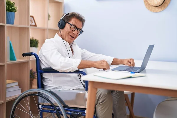 Μεσήλικας Άνδρας Που Έχει Βιντεοκλήση Κάθεται Αναπηρική Καρέκλα Τηλεργασίας Στο — Φωτογραφία Αρχείου