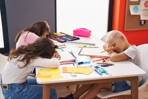 Gyerekek Egy Csoportja Asztalon Alszik Osztályteremben — Stock Fotó