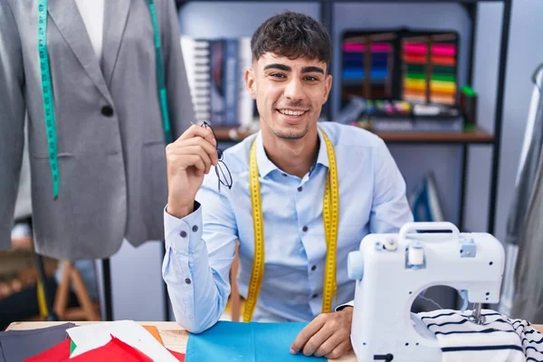 Jeune Homme Hispanique Tailleur Souriant Confiant Assis Sur Table Magasin — Photo