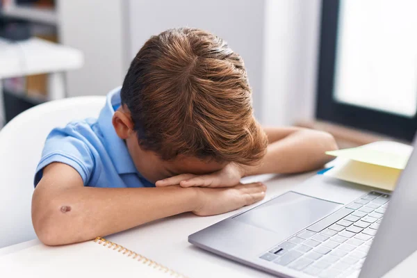 Adorável Hispânico Menino Estudante Usando Computador Com Expressão Estressada Sala — Fotografia de Stock