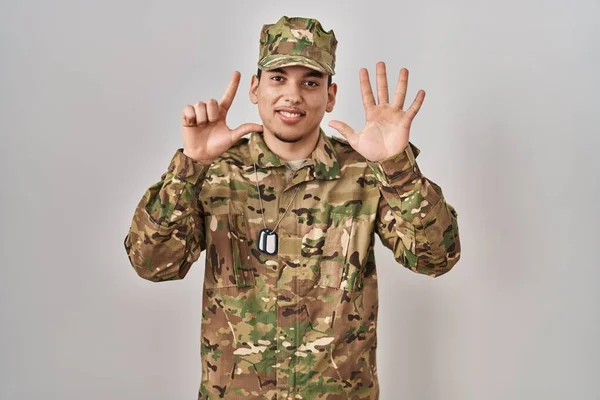 Młody Arabski Człowiek Mundurze Wojskowym Kamuflażu Pokazując Wskazując Palcami Numer — Zdjęcie stockowe