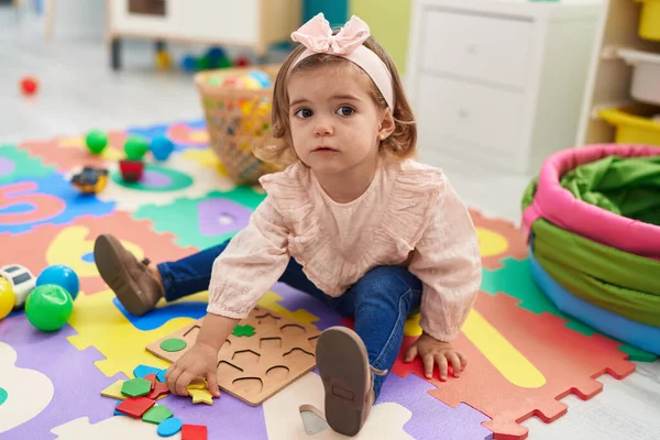 Entzückende Blonde Kleinkind Spielt Mit Mathe Puzzle Spiel Sitzt Auf — Stockfoto