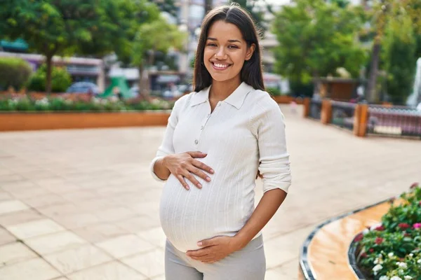 Mladý Latina Žena Těhotná Usměvavý Jistý Dojemný Břicho Park — Stock fotografie