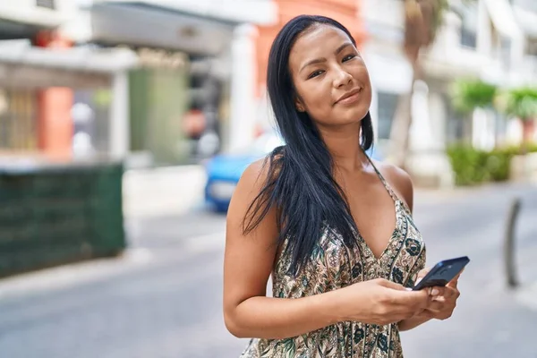 Joven Hermosa Mujer Latina Sonriendo Confiada Usando Teléfono Inteligente Calle —  Fotos de Stock