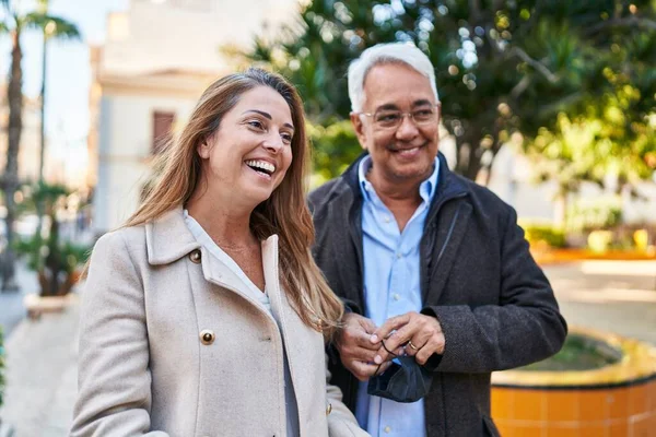 Mediana Edad Hombre Mujer Pareja Sonriendo Confiado Pie Juntos Parque —  Fotos de Stock