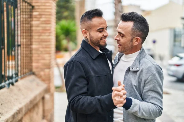 Twee Mannen Paar Glimlachen Zelfverzekerd Dansen Straat — Stockfoto