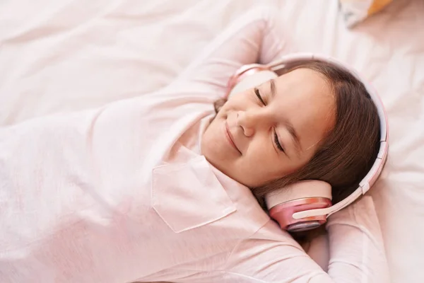 Очаровательная Латиноамериканка Слушает Музыку Лежащую Кровати Спальне — стоковое фото
