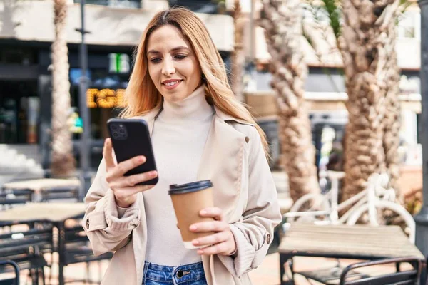 Akıllı Telefon Kullanan Genç Sarışın Kadın Kahve Dükkanının Terasında Kahve — Stok fotoğraf