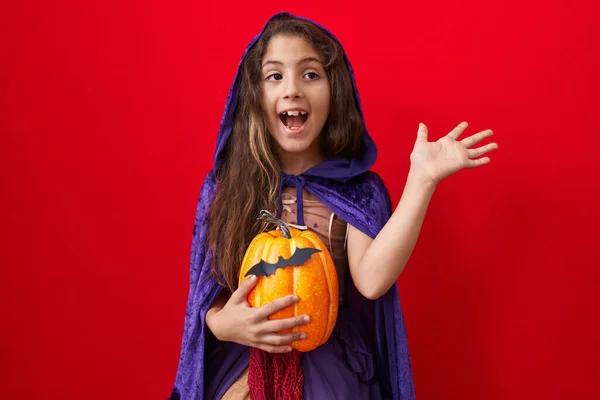 Malá Hispánka Kostýmu Čarodějnice Halloween Oslavující Vítězství Šťastným Úsměvem Vítězným — Stock fotografie