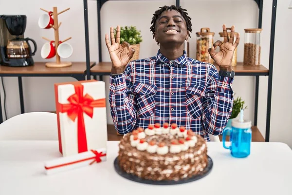 Afrykanin Dredami Świętujący Urodziny Trzymający Duży Tort Czekoladowy Relaksuje Się — Zdjęcie stockowe