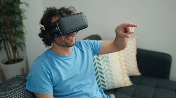 Mladý Hispánec Hraje Videohry Brýlemi Virtuální Reality Doma — Stock fotografie