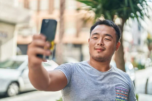 Genç Çinli Adam Gülümsüyor Kendine Güveni Tam Sokakta Akıllı Telefondan — Stok fotoğraf