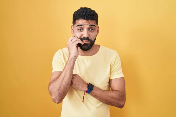 Homme Hispanique Avec Barbe Debout Sur Fond Jaune Regardant Stressé — Photo