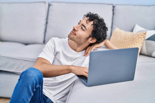 Genç Spanyol Adam Evde Dizüstü Bilgisayar Kullanıyor — Stok fotoğraf