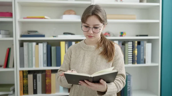 Młoda Blondynka Student Czytanie Książki Uniwersytecie Biblioteki — Zdjęcie stockowe
