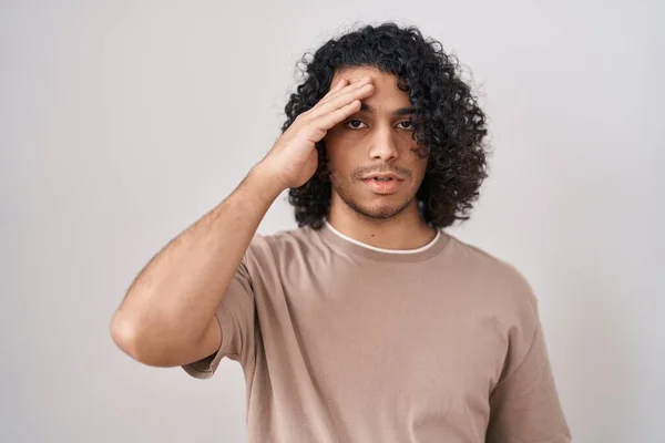 Hispánec Kudrnatými Vlasy Stojící Nad Bílým Pozadím Znepokojený Vystresovaný Problému — Stock fotografie