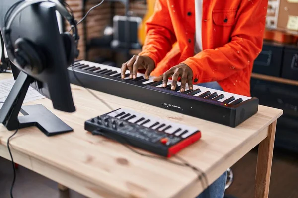 Afro Amerikaanse Man Muzikant Speelt Piano Keyboard Muziekstudio — Stockfoto