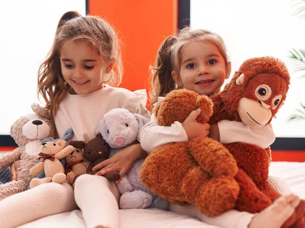 Zwei Kinder Spielen Mit Puppen Schlafzimmer — Stockfoto