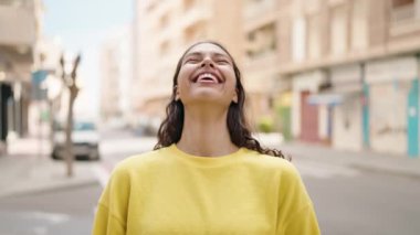 Genç Afro-Amerikan kadın gülümsüyor kendine güveni tam bir jest yapıyor.