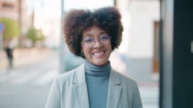 Afro-Amerikalı kadın gülümsüyor. Kendine güveniyor.