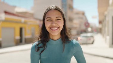 Genç Afrikalı Amerikalı kadın gülümsüyor. Kendine güveni tam.