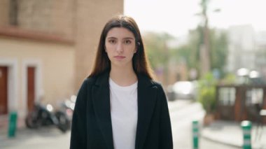 Sokakta kendine güvenen genç İspanyol kız gülümsüyor