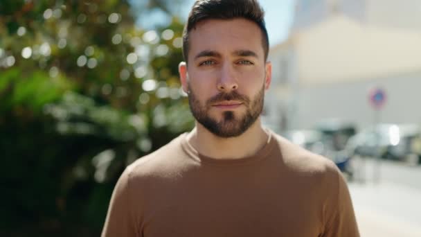 Mladý Hispánec Usmívá Sebevědomě Stojící Rukama Zkříženýma Parku — Stock video