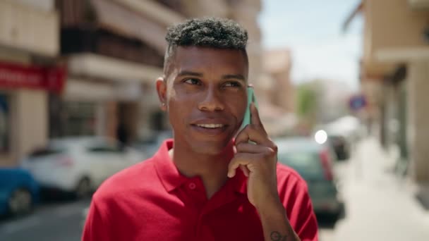 Молодой Латинос Уверенно Улыбается Разговаривая Смартфону Улице — стоковое видео