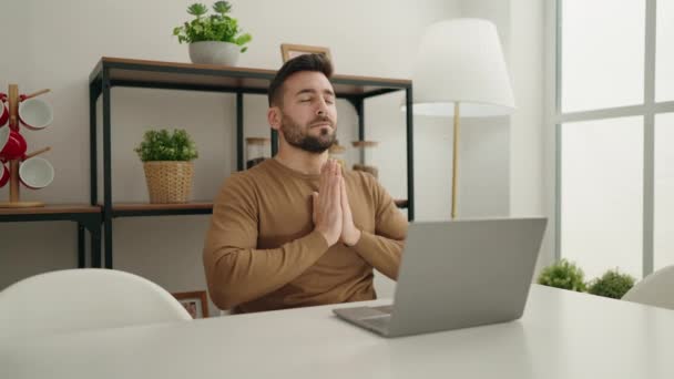Joven Hombre Hispano Haciendo Ejercicio Yoga Sentado Mesa Casa — Vídeos de Stock