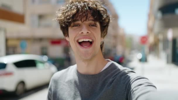 Joven Hombre Hispano Sonriendo Confiado Haciendo Selfie Por Cámara Calle — Vídeos de Stock