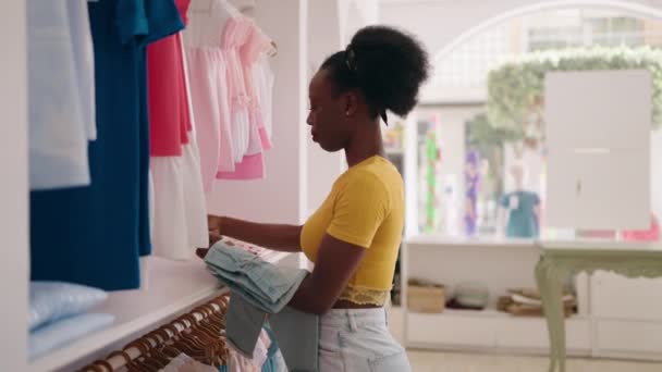 Afričanky Americká Žena Obchod Asistent Pověšení Oblečení Stojan Obchodě Oblečením — Stock video