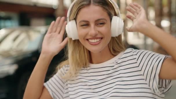 Young Blonde Woman Listening Music Dancing Street — Video Stock