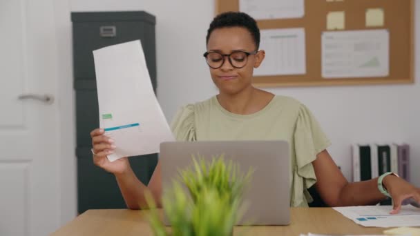 Trabajadora Negocios Afroamericana Usando Documento Lectura Computadoras Portátiles Oficina — Vídeo de stock