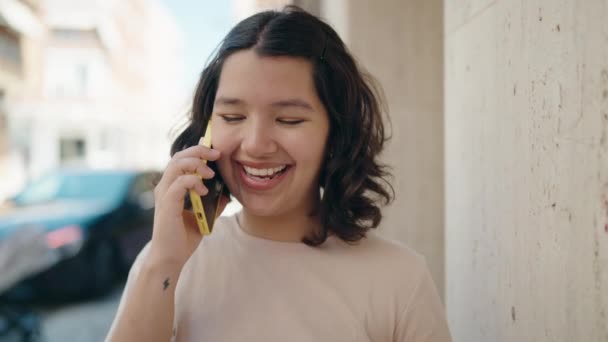 Νεαρή Γυναίκα Χαμογελά Αυτοπεποίθηση Μιλώντας Στο Smartphone Στο Δρόμο — Αρχείο Βίντεο
