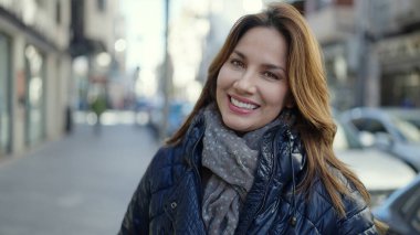 Sokakta kendine güvenen güzel İspanyol bir kadın.