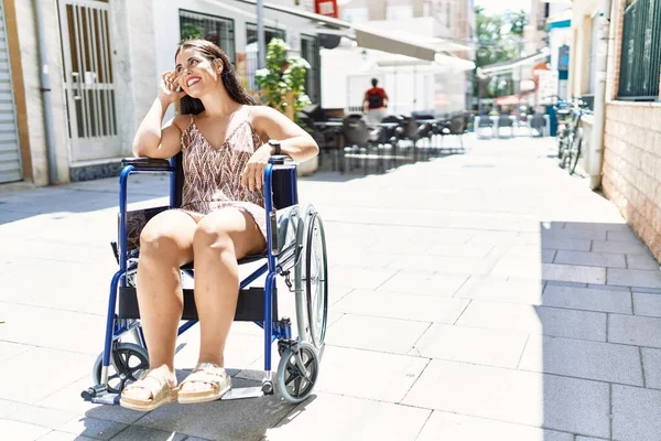 Sokakta Tekerlekli Sandalyede Oturan Kendine Güvenen Güzel Spanyol Kadın — Stok fotoğraf