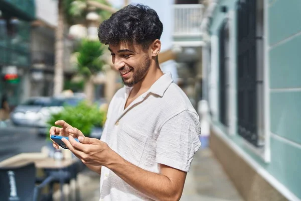 Молодий Араб Посміхається Впевнено Дивитися Відео Смартфон Вулиці — стокове фото