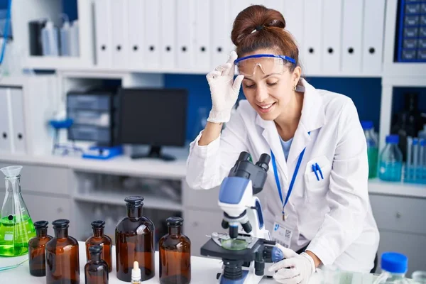 Ung Kvinnlig Forskare Med Hjälp Mikroskop Som Arbetar Laboratoriet — Stockfoto