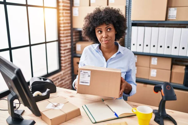 Kıvırcık Saçlı Siyahi Bir Kadın Küçük Bir Yerinde Çalışıyor Kutuyu — Stok fotoğraf