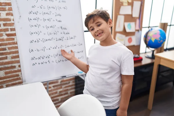 Чарівний Іспаномовний Хлопчик Посміхається Впевнено Стоїть Дошці Вправами Математики Класі — стокове фото