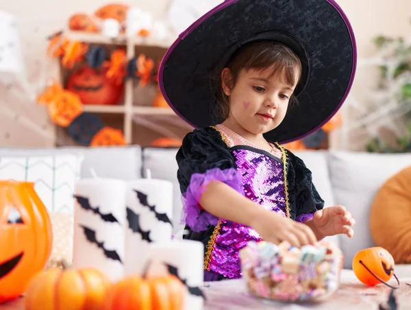 Cadılar Bayramı Kostümü Giyen Sevimli Spanyol Kız Evde Şeker Tutuyor — Stok fotoğraf