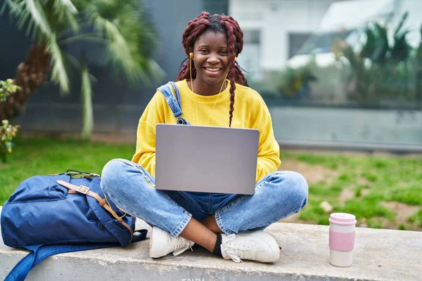 African American Woman Student Using Laptop Sitting Bench Campus Park — Stok fotoğraf