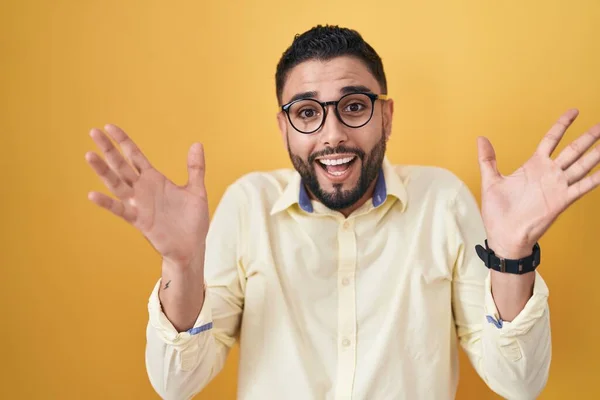 Hispanic Young Man Wearing Business Clothes Glasses Celebrating Crazy Amazed — Stockfoto