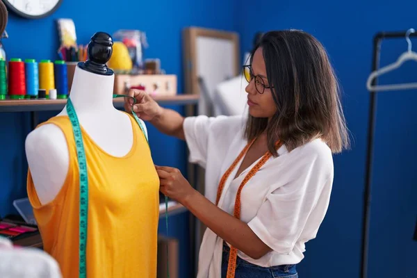 Young Hispanic Woman Tailor Measuring Shirt Sewing Studio — Stock Photo, Image