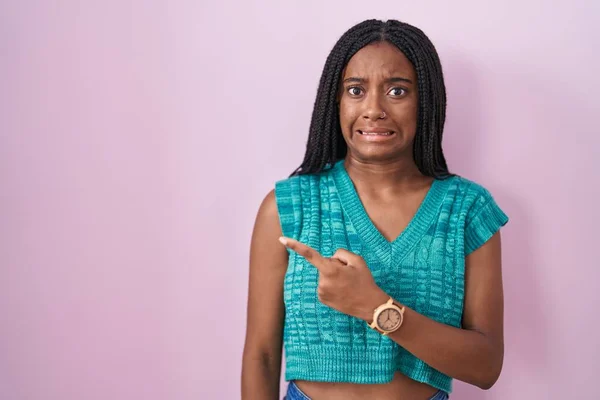 Ung Afrikansk Amerikan Med Flätor Står Över Rosa Bakgrund Pekar — Stockfoto