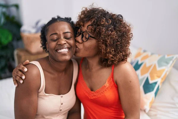 African American Women Mother Daughter Sitting Bed Kissing Bedroom — Stockfoto