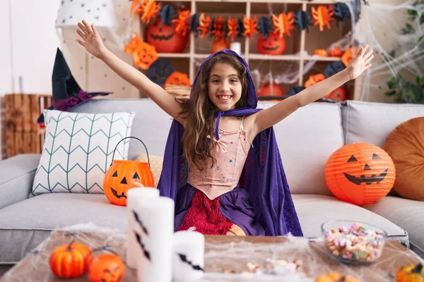 Bedårande Hispanic Flicka Bär Halloween Kostym Sitter Soffan Med Vinnare — Stockfoto