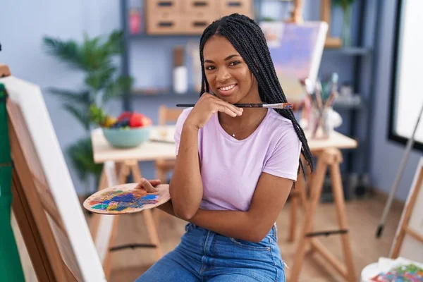 Mujer Afroamericana Artista Sonriente Dibujo Seguro Estudio Arte — Foto de Stock