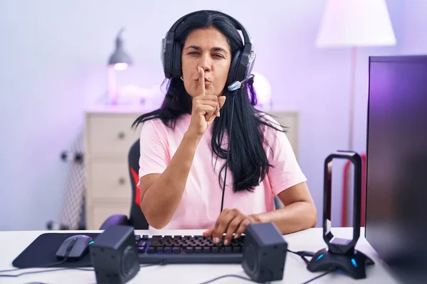 Mature Hispanic Woman Playing Video Games Home Asking Quiet Finger — Fotografia de Stock